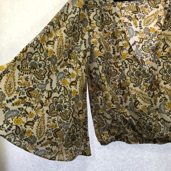 3/$25 Sanctuary small floral top bell sleeve - Picture 2 of 6